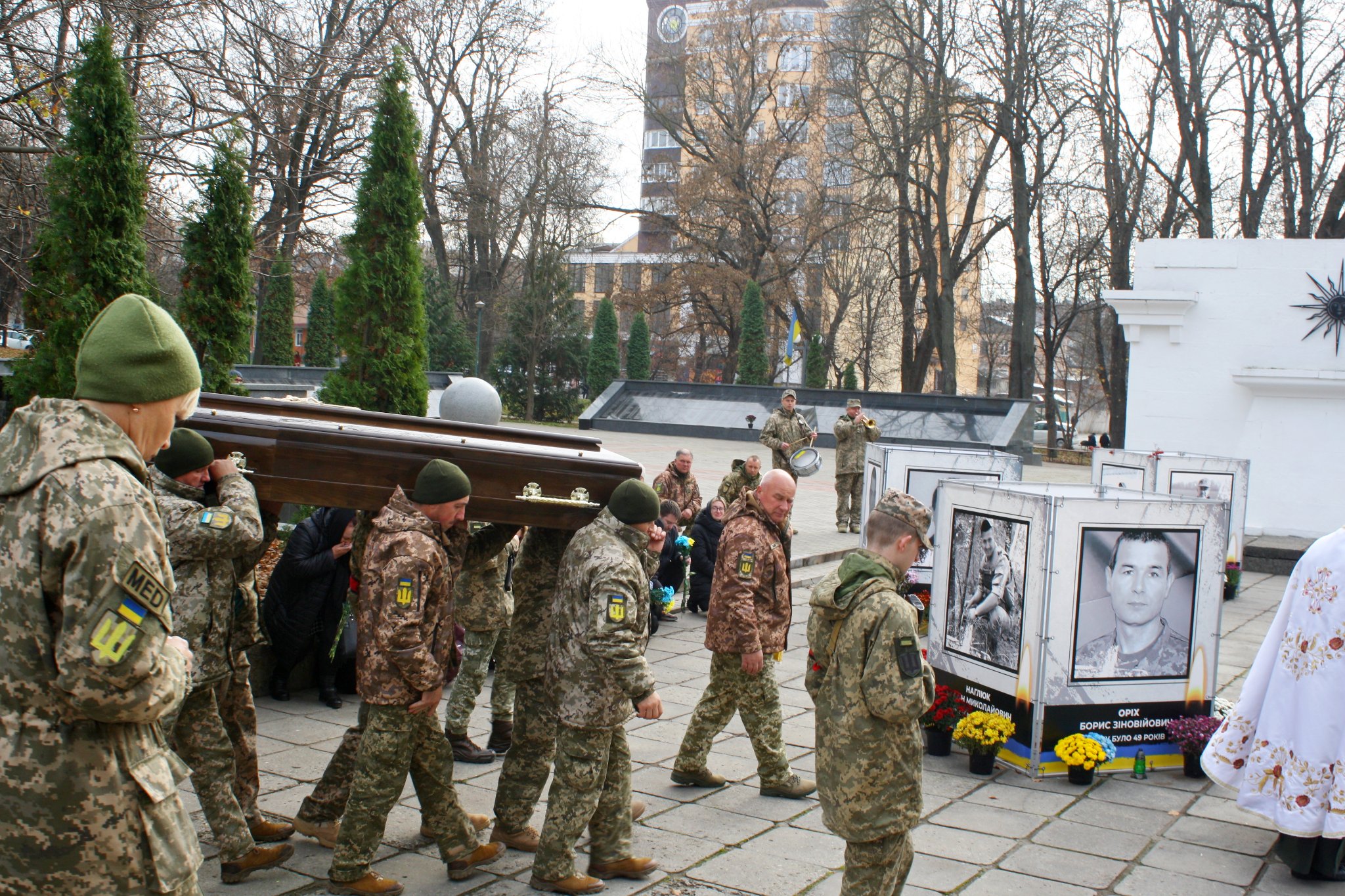 На зображенні може бути: 7 людей, військова форма та на відкритому повітрі