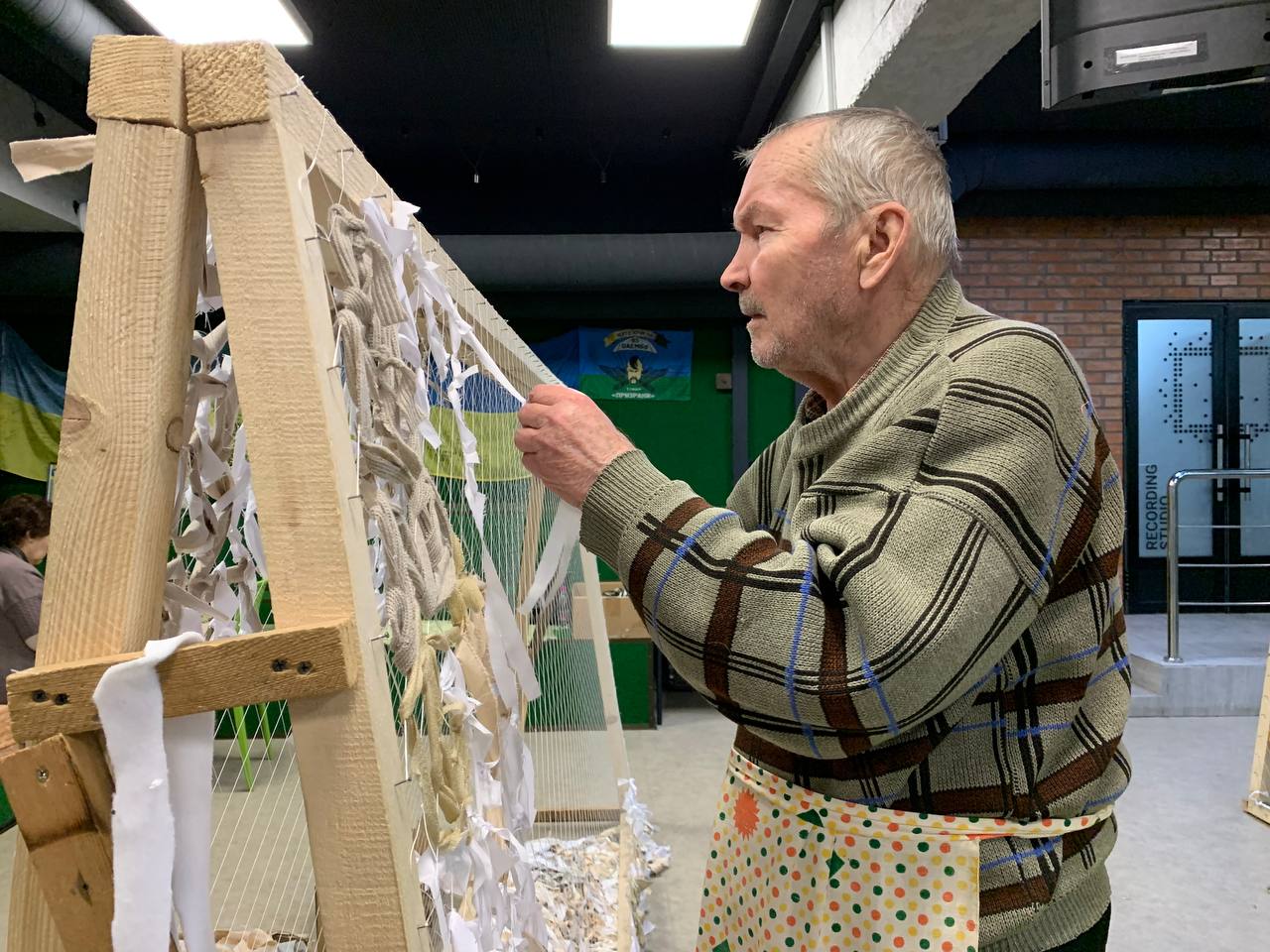 Новини Вінниці - фото з «Військові захищають нас, а ми їх». Про волонтерів, які плетуть сітки з 2014 року