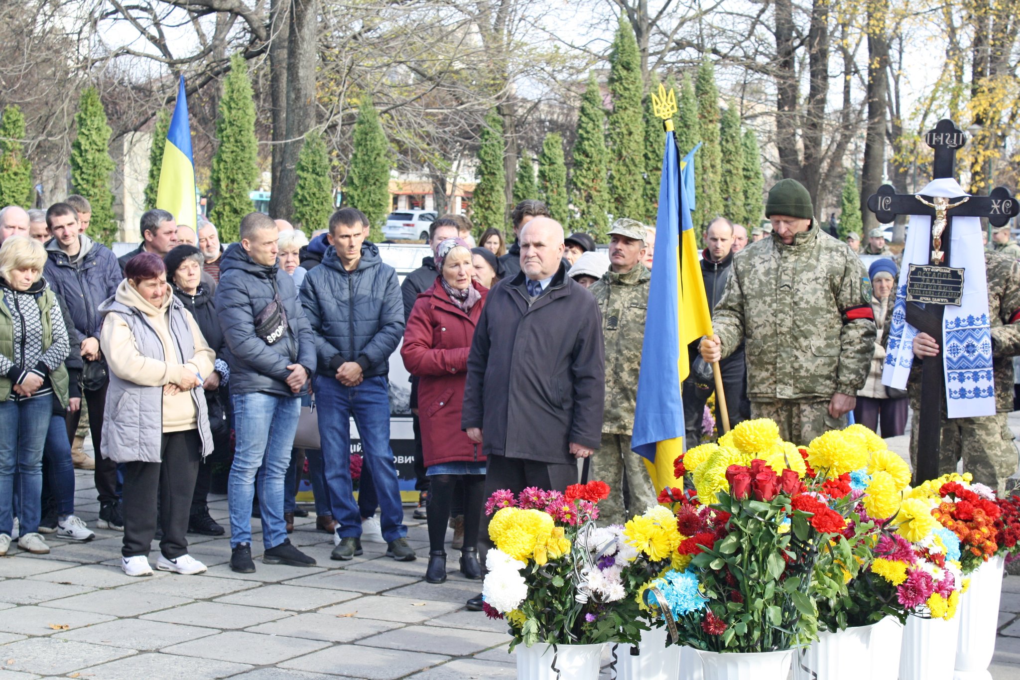 На зображенні може бути: 9 людей, люди стоять, квітка та на відкритому повітрі