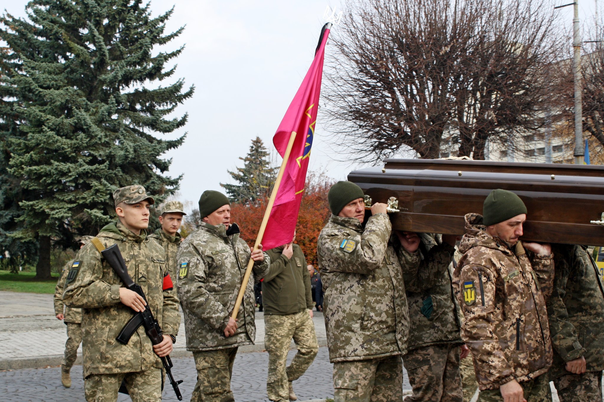 На зображенні може бути: 6 людей, люди стоять, військова форма та на відкритому повітрі