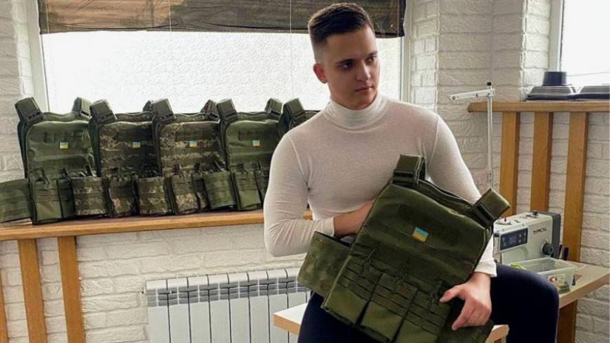 Від модних костюмів до плитоносок: дизайнер Дмитро Чернега шиє амуніцію для захисників