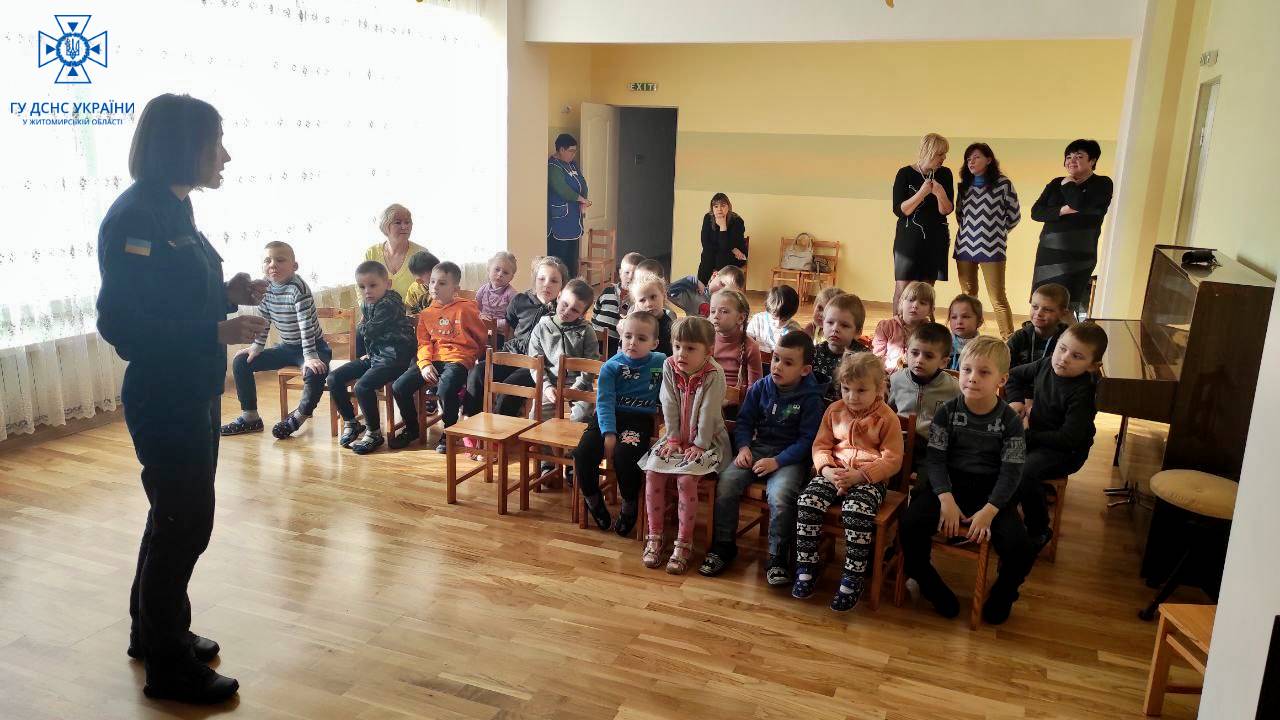 Новини Житомира - фото з Рятувальники навчали маленьких житомирян правилам безпеки