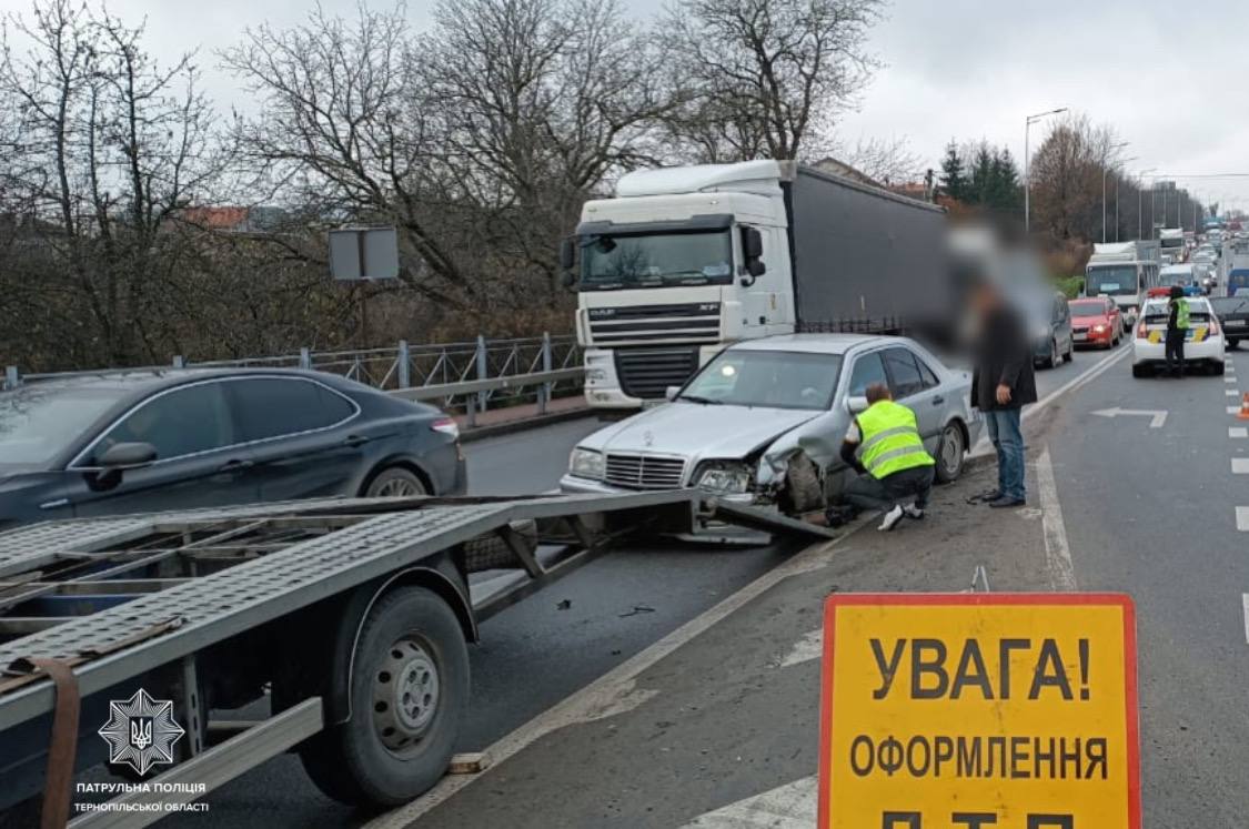 Новини Тернополя - фото з На перехресті вулиць Митрополита Шептицького та Степана Будного ускладнений рух транспорту