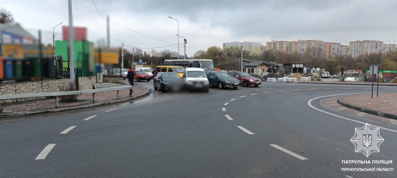 Новини Тернополя - фото з На перехресті вулиць Митрополита Шептицького та Степана Будного ускладнений рух транспорту