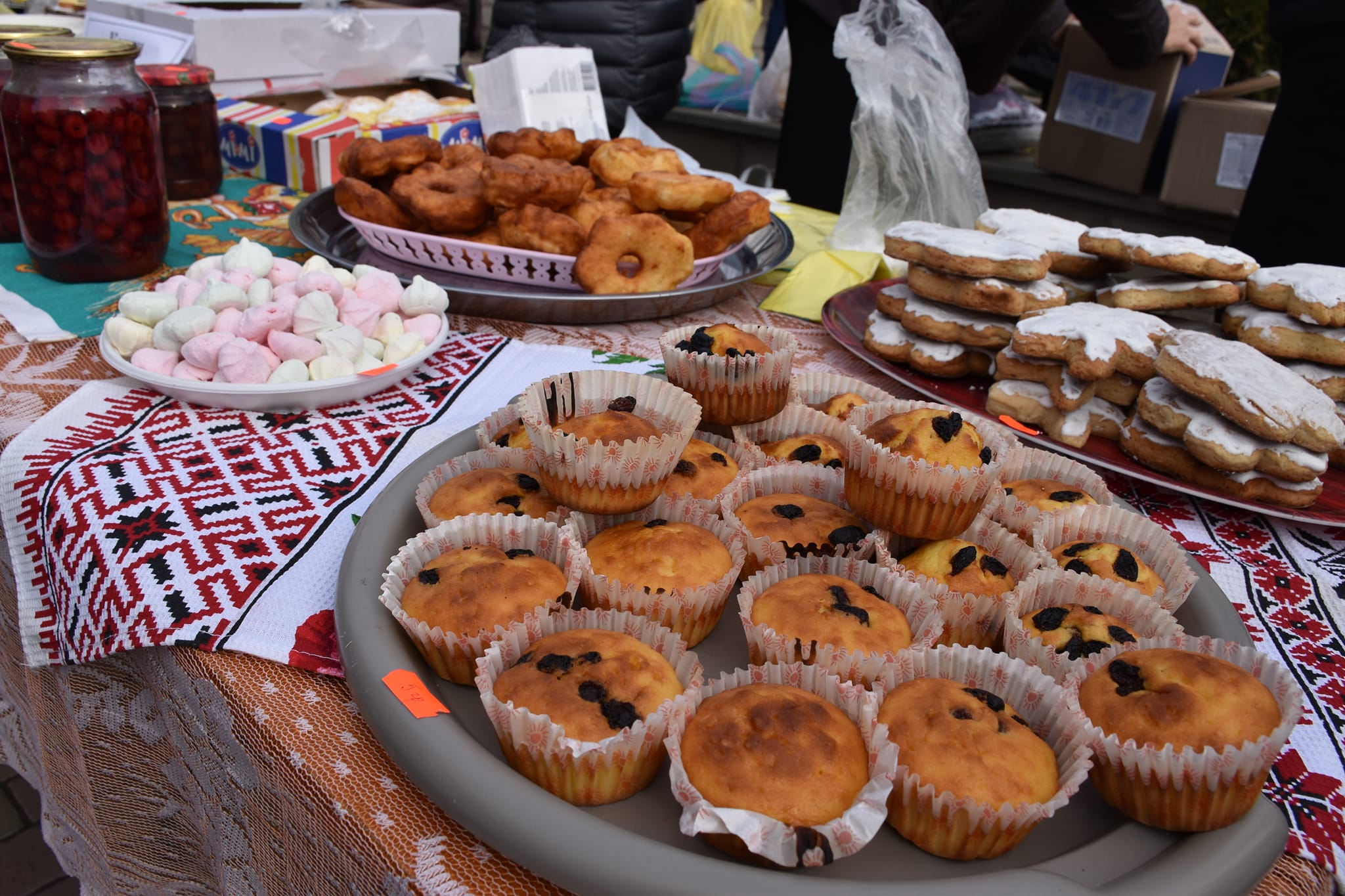 Новини Тернополя - фото з На благодійному ярмарку в Бучачі зібрали 39 тисяч гривень для захисників України