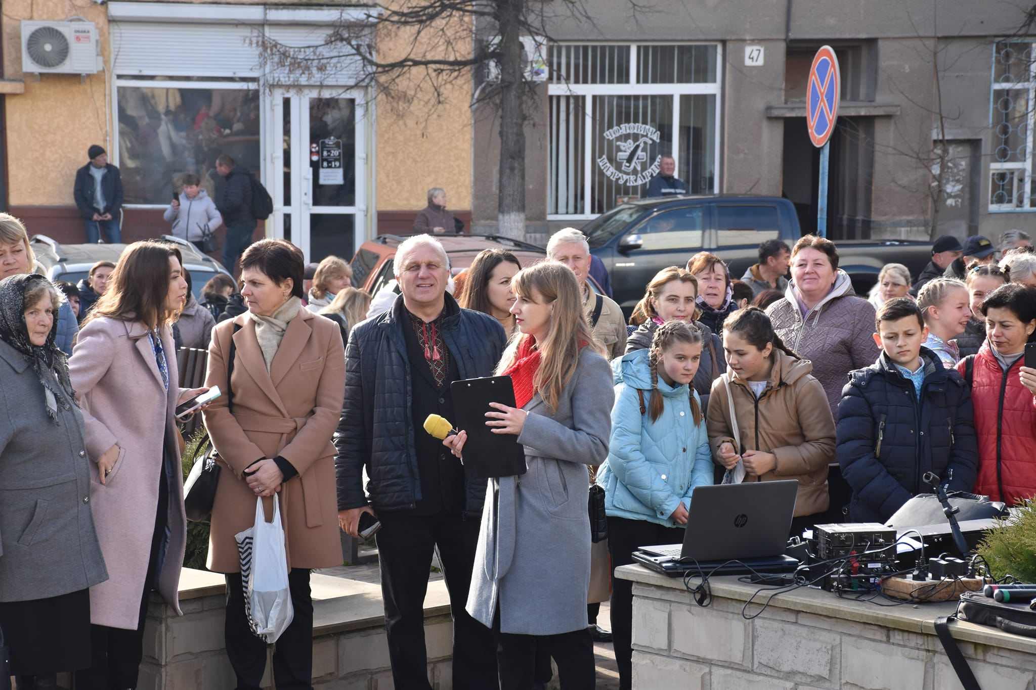 Новини Тернополя - фото з На благодійному ярмарку в Бучачі зібрали 39 тисяч гривень для захисників України