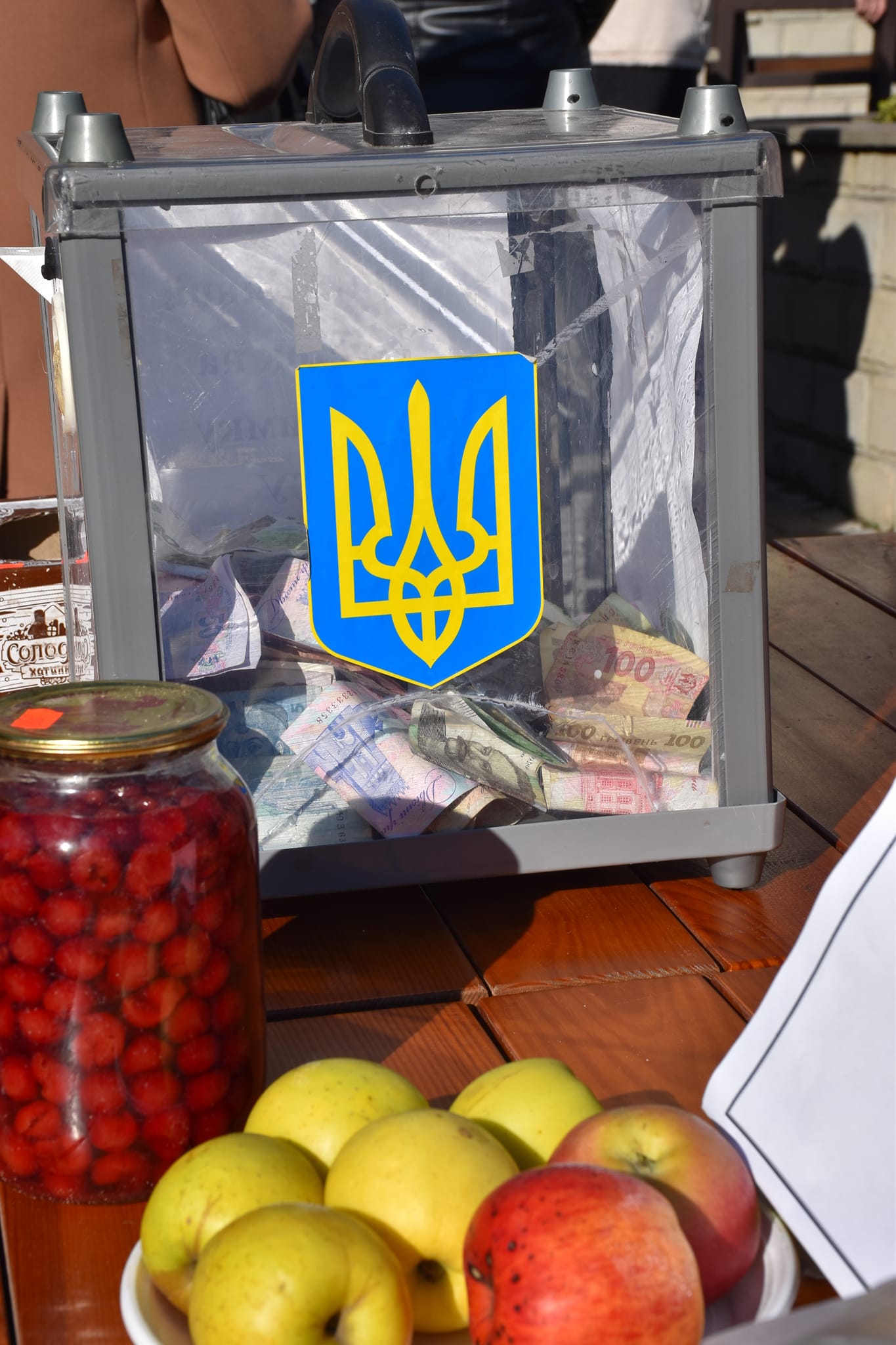 Новини Тернополя - фото з На благодійному ярмарку в Бучачі зібрали 39 тисяч гривень для захисників України