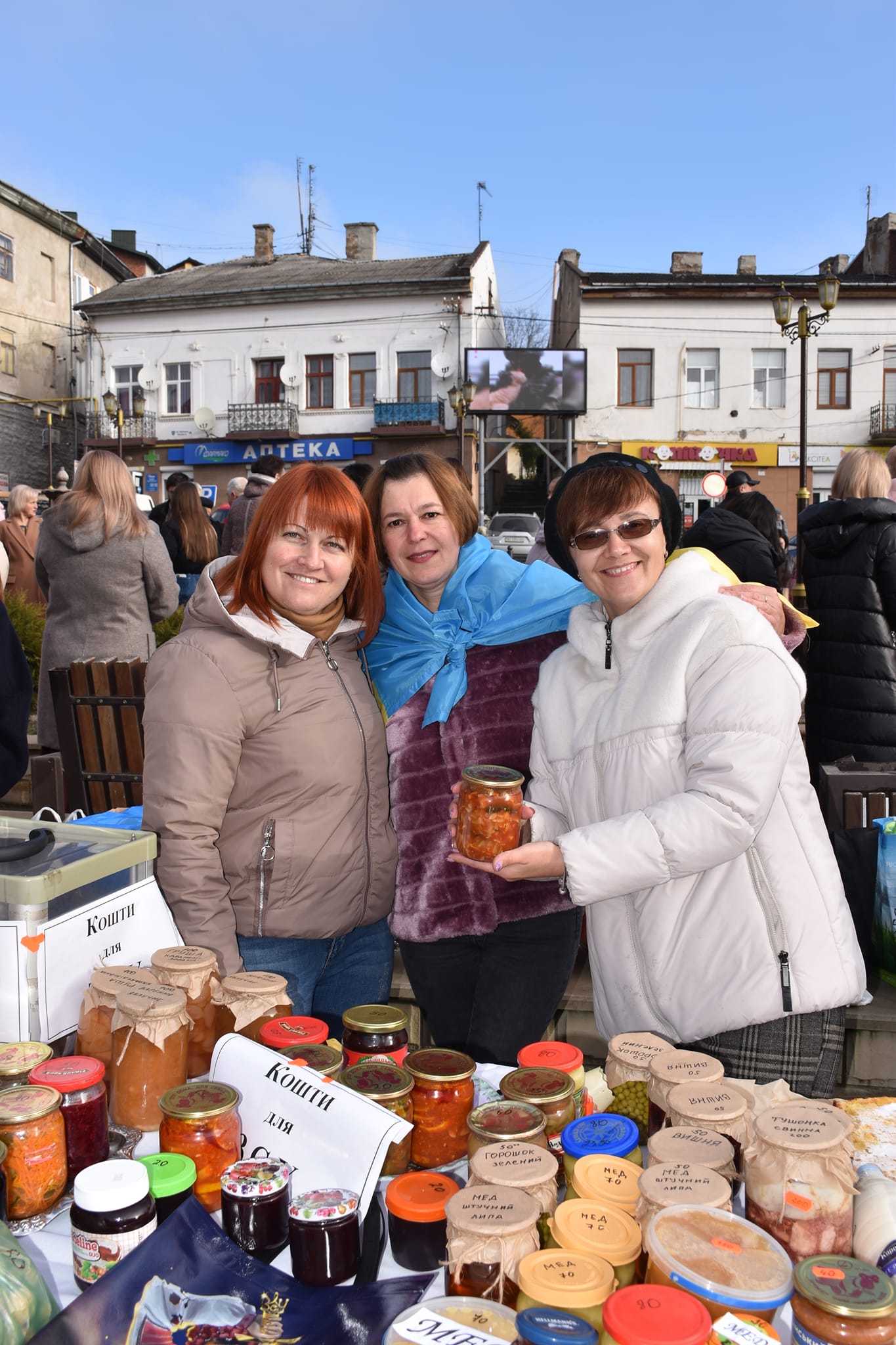 Новини Тернополя - фото з На благодійному ярмарку в Бучачі зібрали 39 тисяч гривень для захисників України