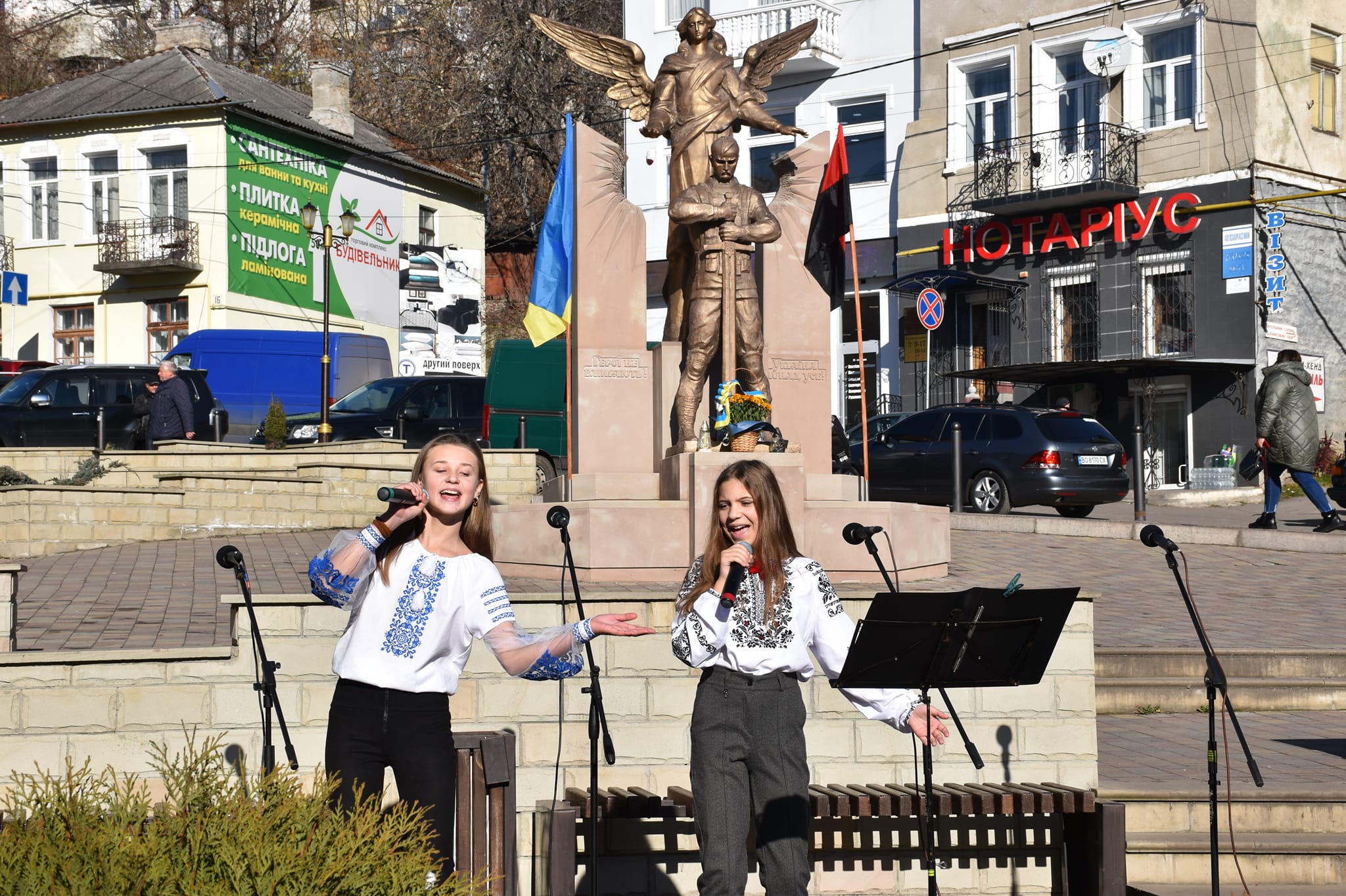 Новини Тернополя - фото з На благодійному ярмарку в Бучачі зібрали 39 тисяч гривень для захисників України