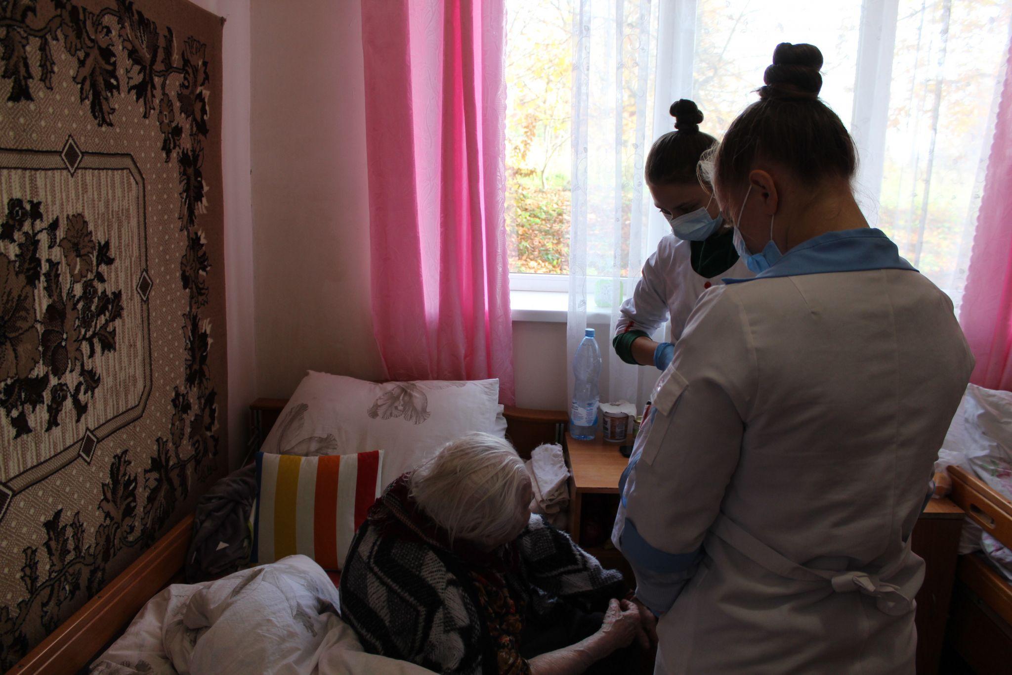 Новини Тернополя - фото з Вкладають душу. Як студенти медуніверситету ставлять на ноги стареньких у пансіонаті? (РЕПОРТАЖ)