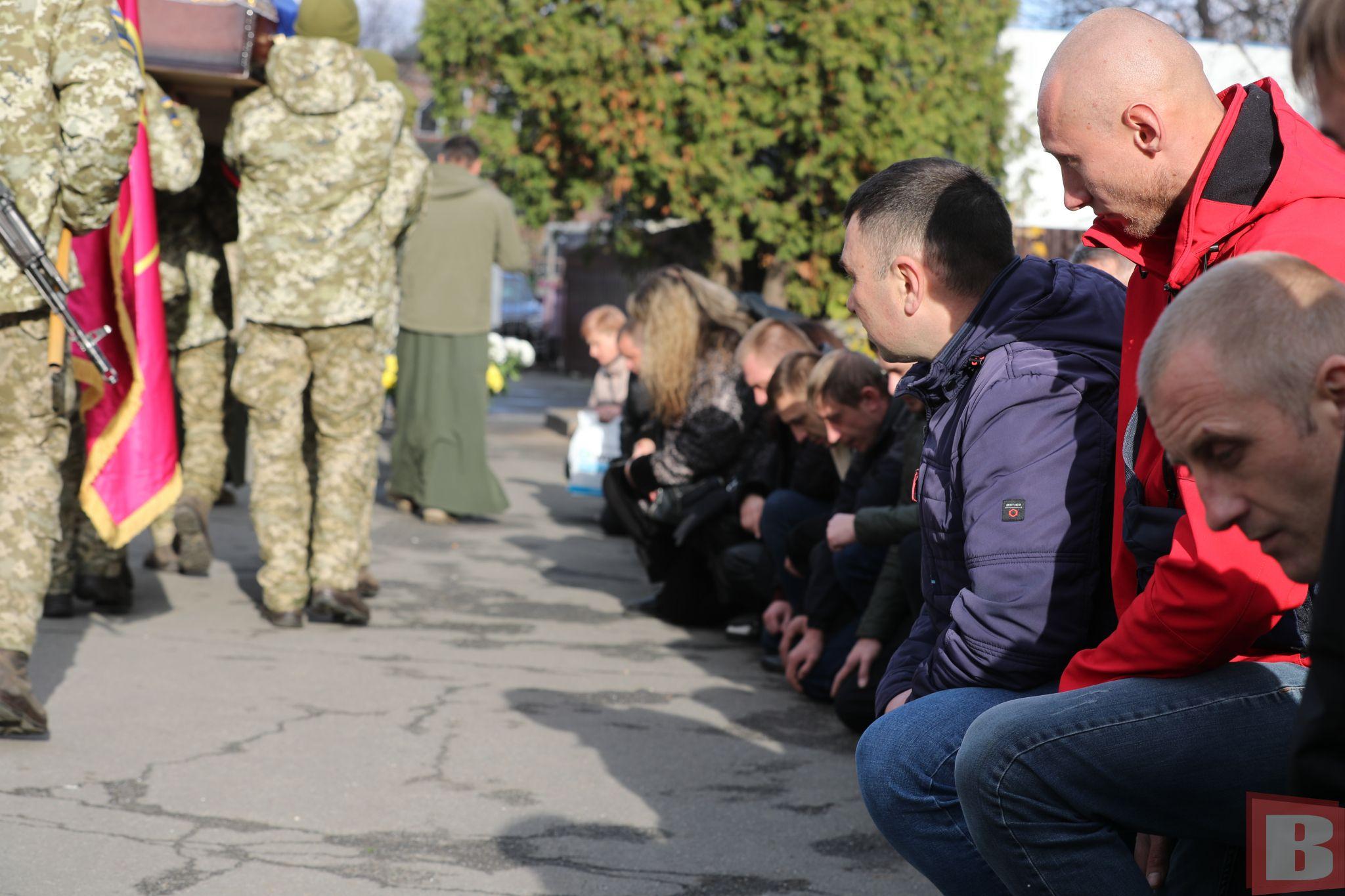 Новини Хмельницького - фото з “Прожив коротке, але яскраве життя”: хмельничани попрощалися із загиблим Романом Омелечком