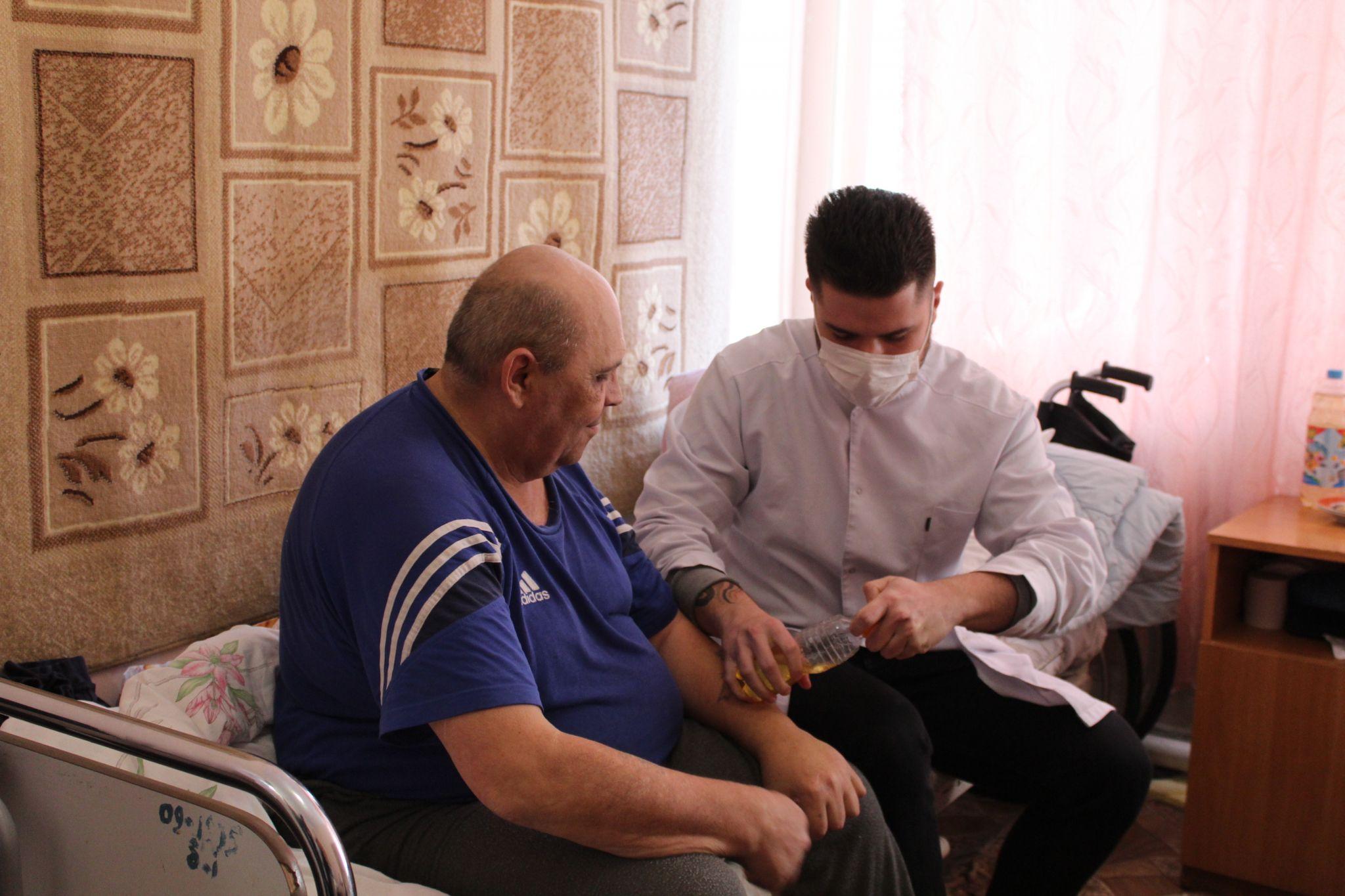 Новини Тернополя - фото з Вкладають душу. Як студенти медуніверситету ставлять на ноги стареньких у пансіонаті? (РЕПОРТАЖ)