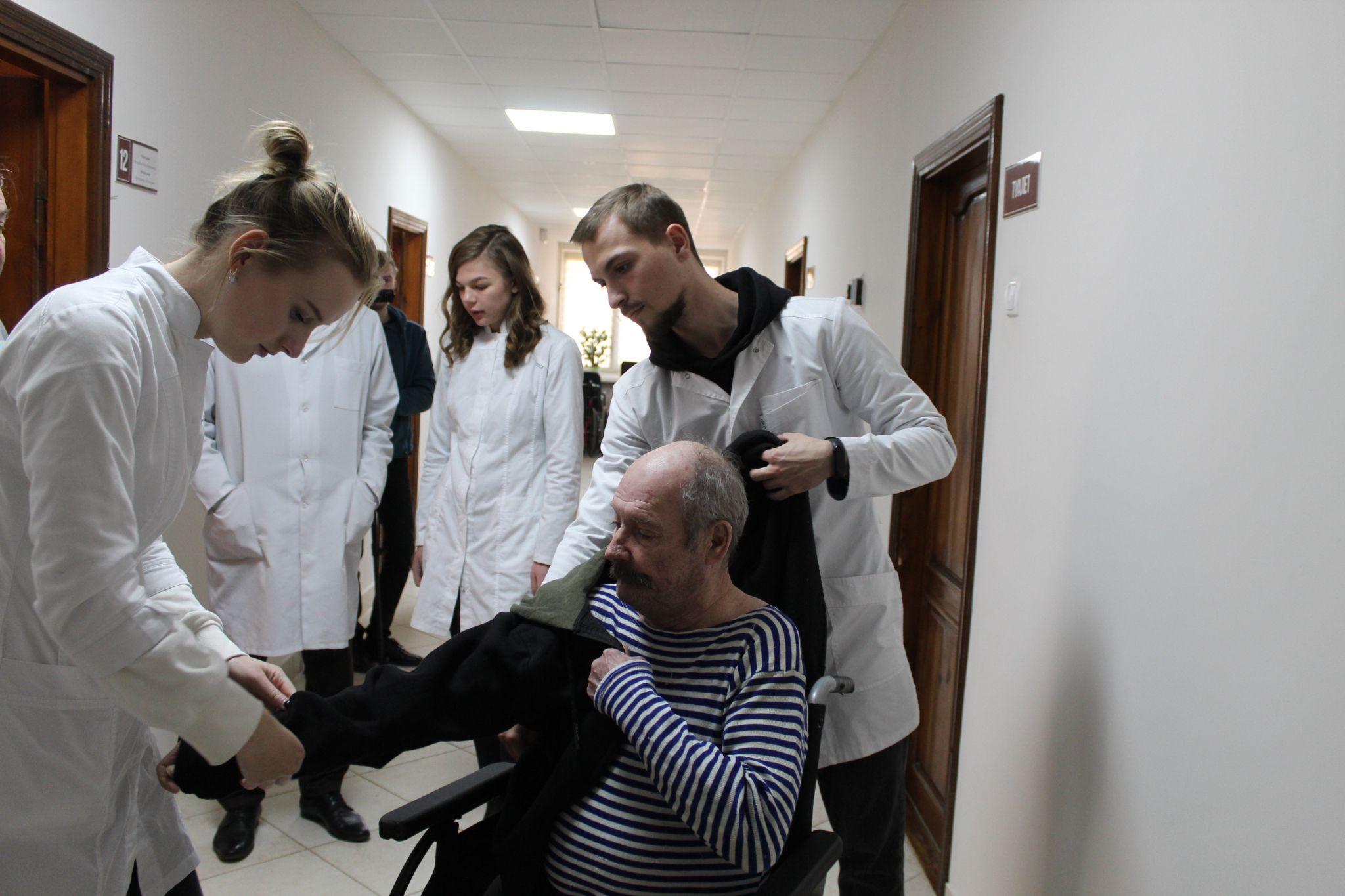 Новини Тернополя - фото з Вкладають душу. Як студенти медуніверситету ставлять на ноги стареньких у пансіонаті? (РЕПОРТАЖ)