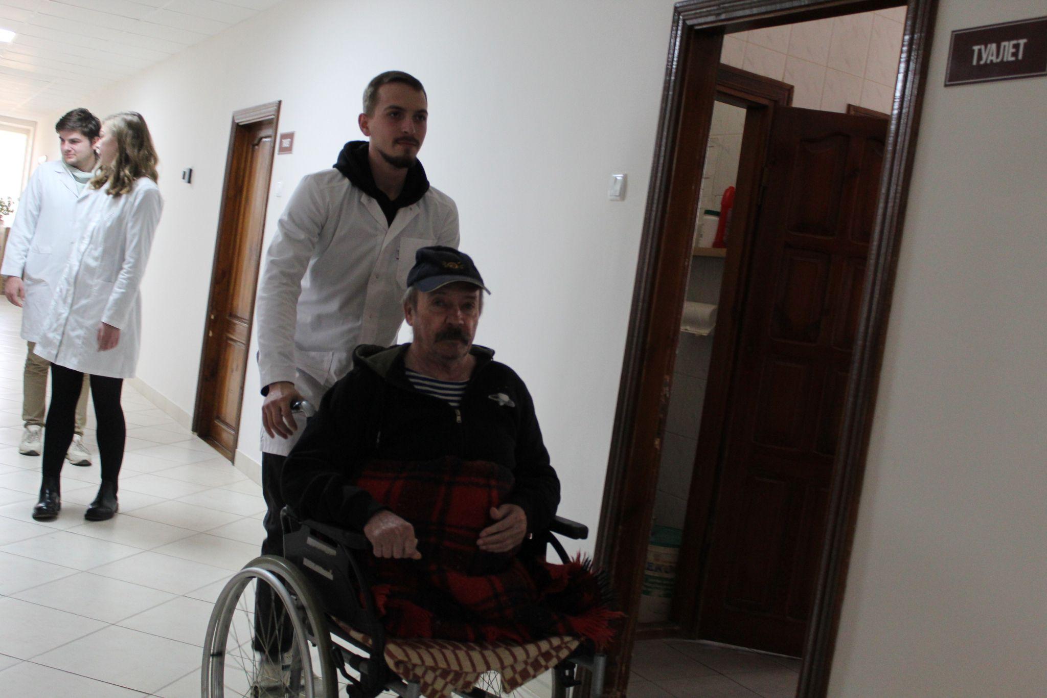 Новини Тернополя - фото з Вкладають душу. Як студенти медуніверситету ставлять на ноги стареньких у пансіонаті? (РЕПОРТАЖ)