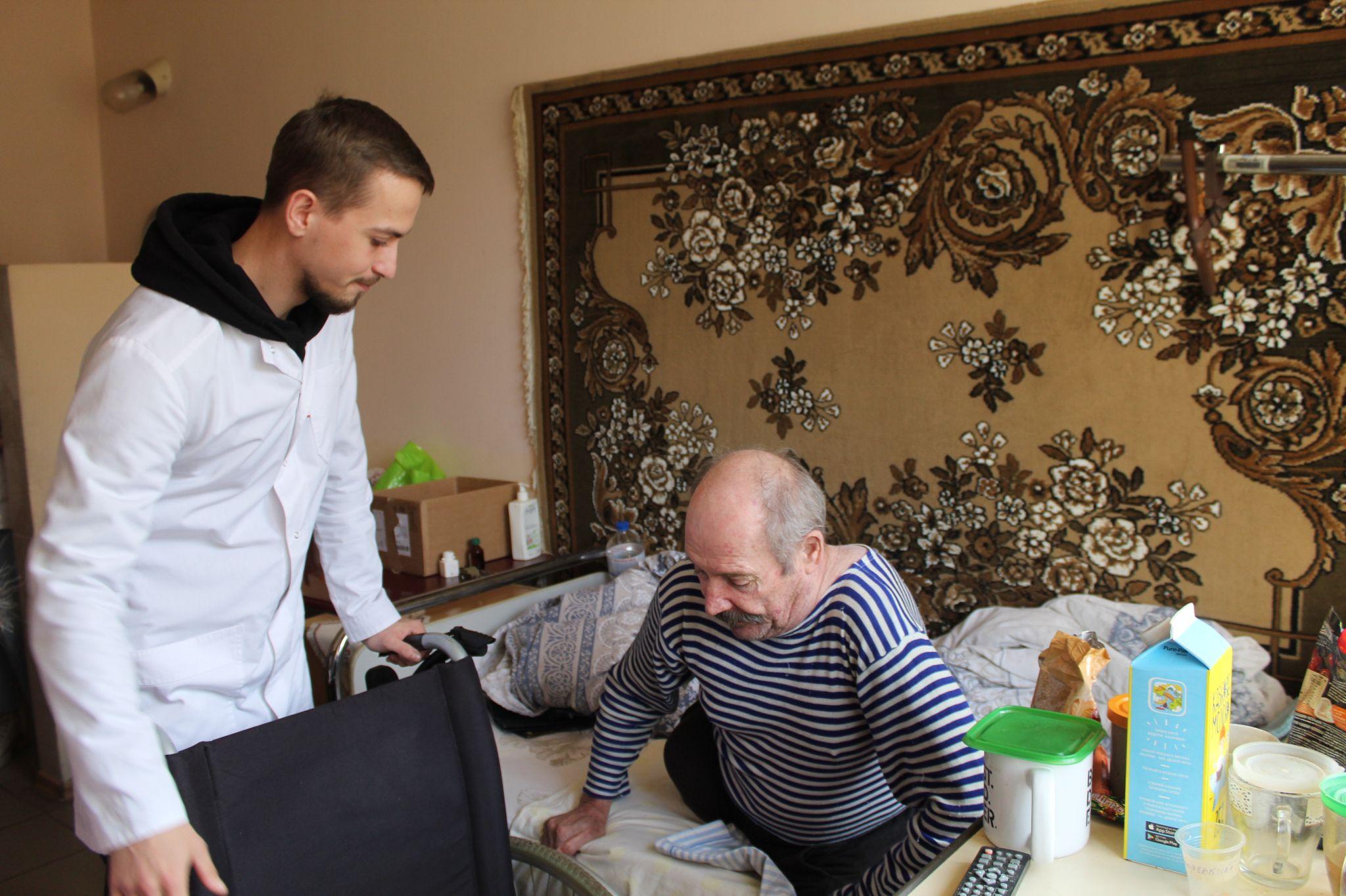 Новини Тернополя - фото з Вкладають душу. Як студенти медуніверситету ставлять на ноги стареньких у пансіонаті? (РЕПОРТАЖ)