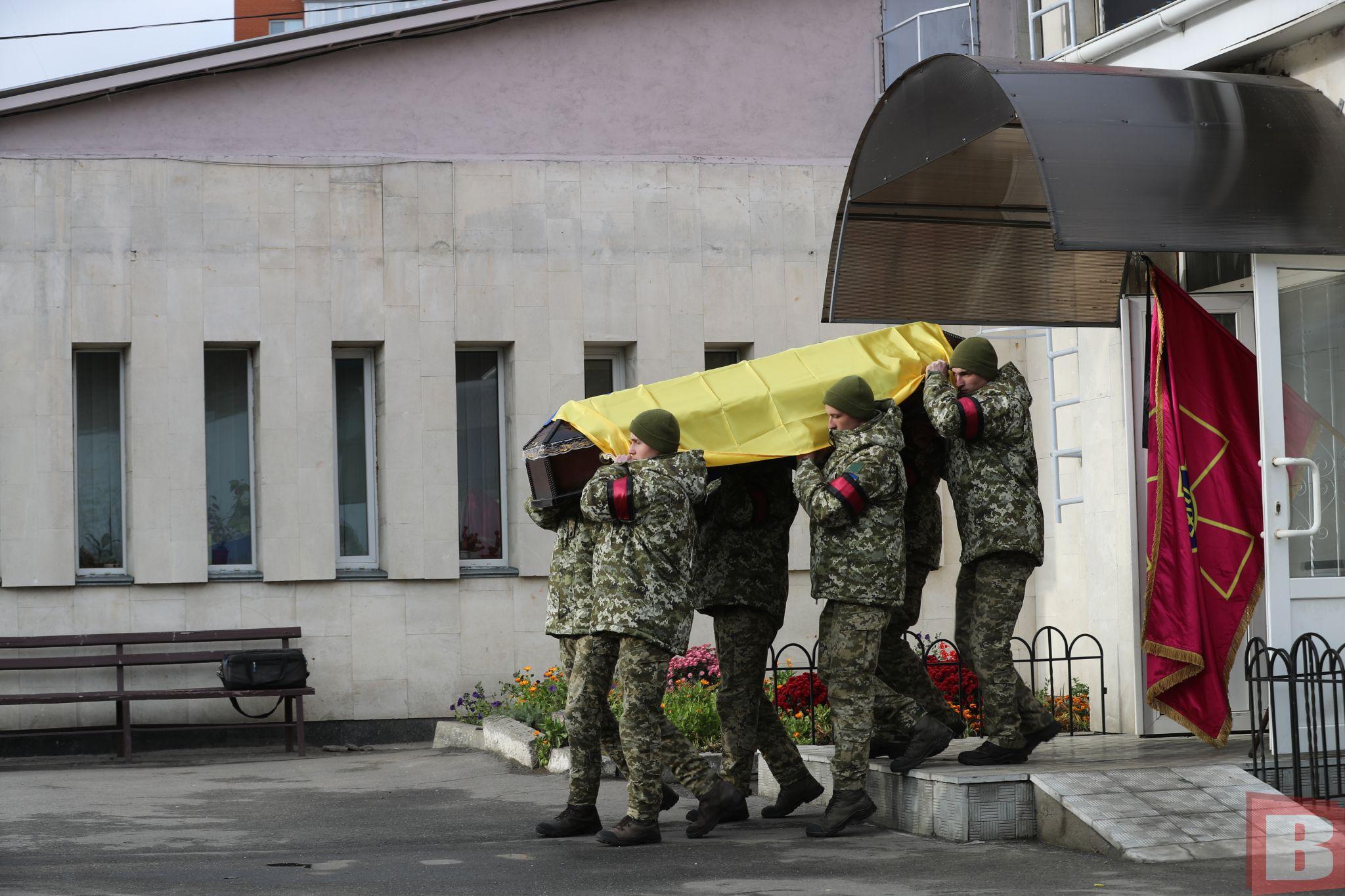 Новини Хмельницького - фото з “Прожив коротке, але яскраве життя”: хмельничани попрощалися із загиблим Романом Омелечком