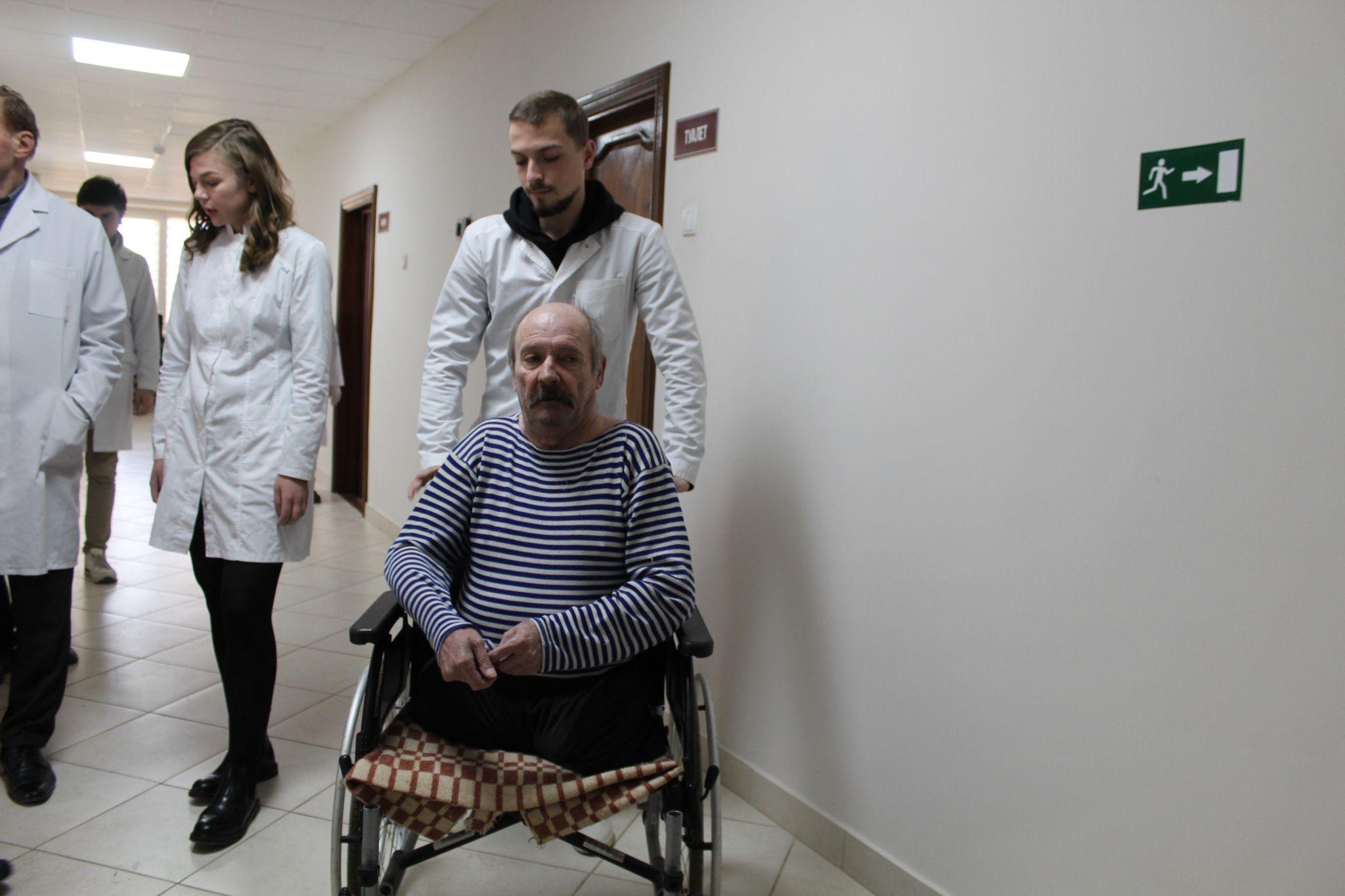 Новини Тернополя - фото з Вкладають душу. Як студенти медуніверситету ставлять на ноги стареньких у пансіонаті? (РЕПОРТАЖ)