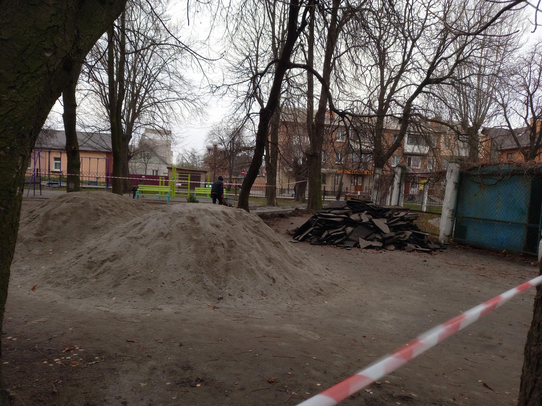 Новини Козятина - фото з У парку ремонтують пішохідні доріжки