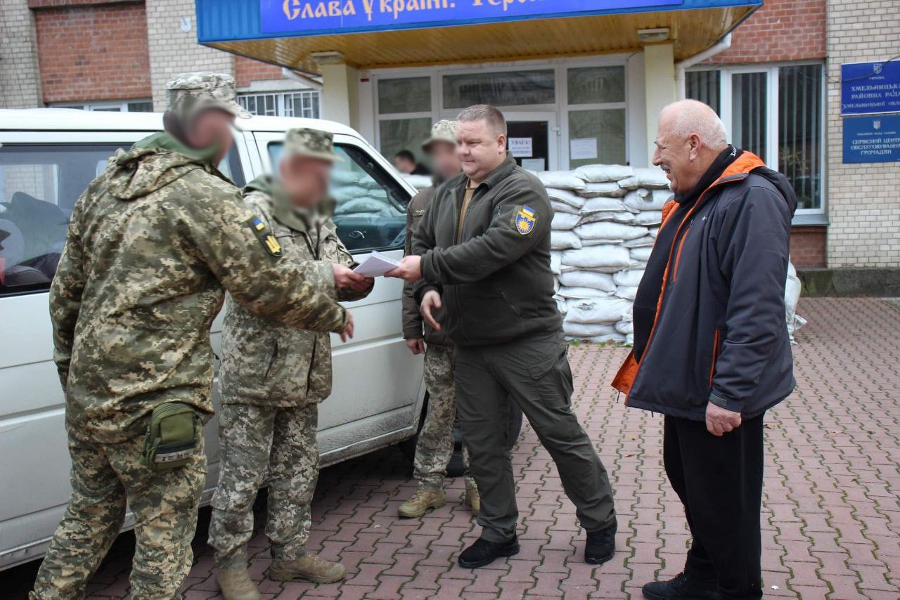 Новини Хмельницького - фото з Родина з Хмельниччини передала автомобіль для потреб ЗСУ (ФОТО)