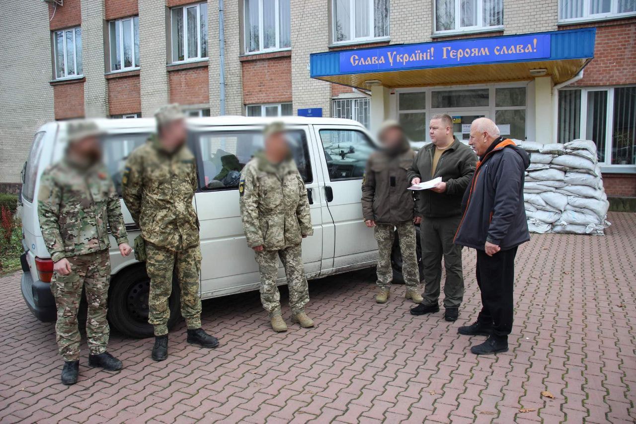 Новини Хмельницького - фото з Родина з Хмельниччини передала автомобіль для потреб ЗСУ (ФОТО)