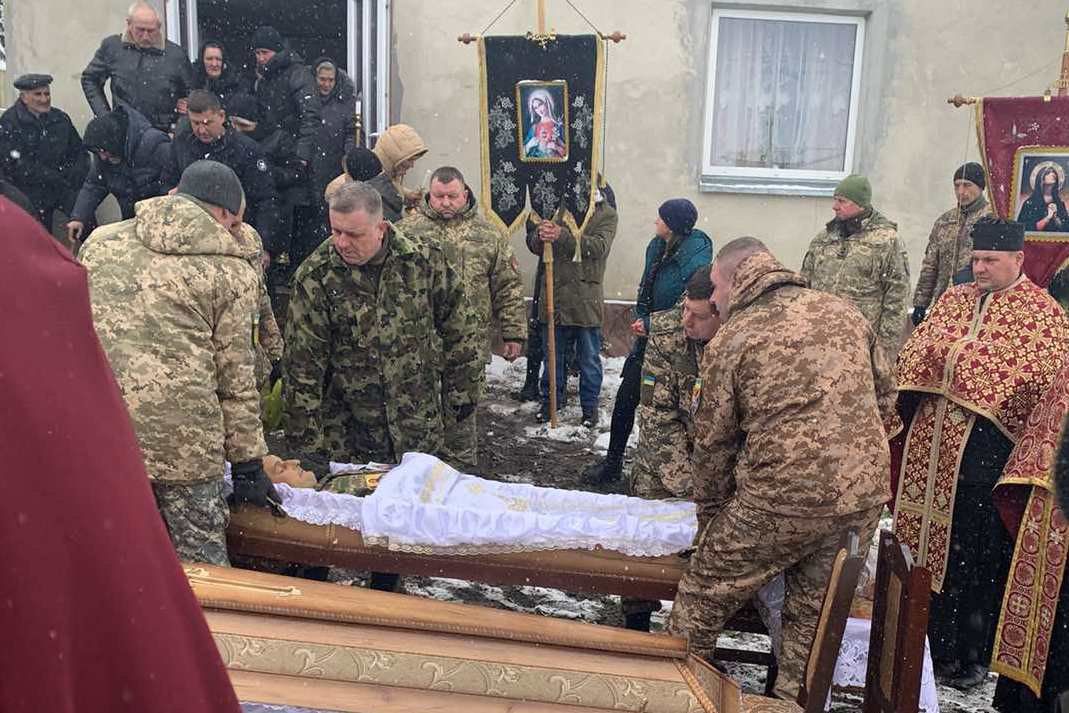 Новини Тернополя - фото з На Тернопільщині провели в останню дорогу захисника Івана Пашкевича