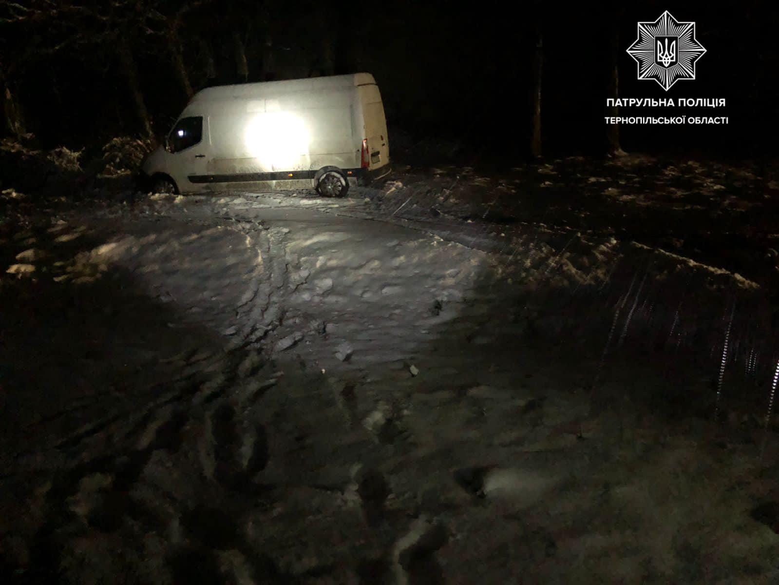 Новини Тернополя - фото з Через снігопад на Тернопільщині перекинулася автівка, одна людина травмувалася