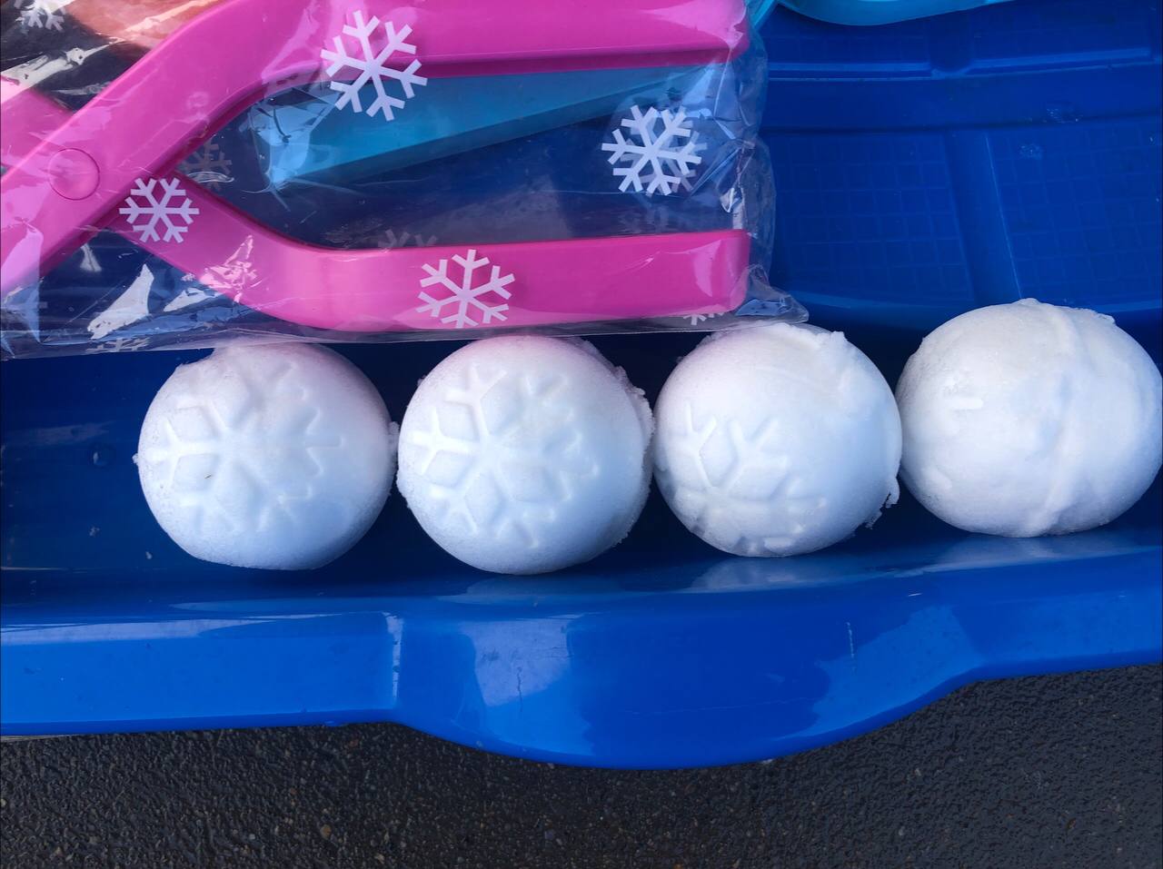 Новини Тернополя - фото з Льодянки по 70 гривень, а санчата до 4000: скільки коштують речі для дитячих розваг на снігу