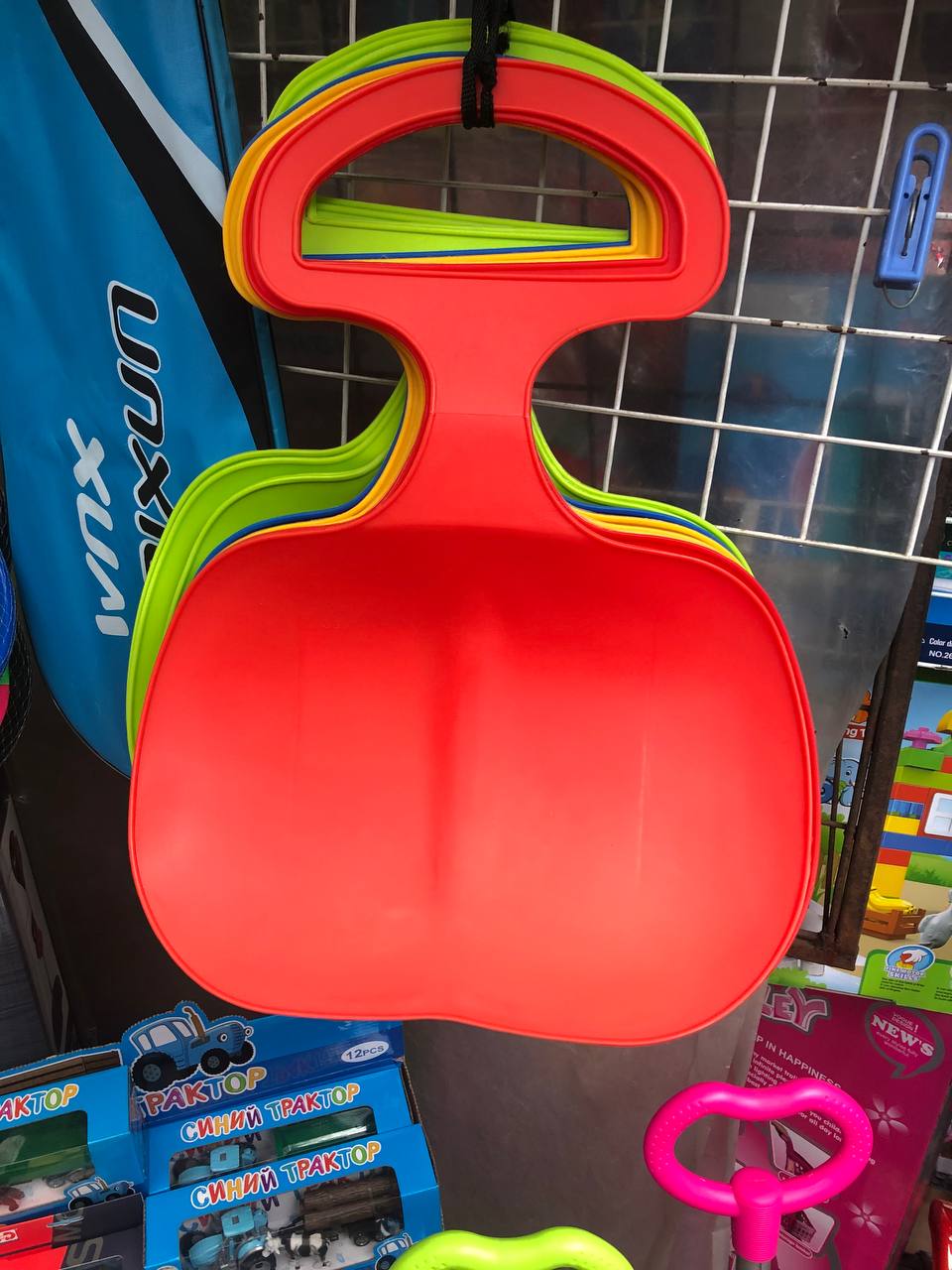 Новини Тернополя - фото з Льодянки по 70 гривень, а санчата до 4000: скільки коштують речі для дитячих розваг на снігу