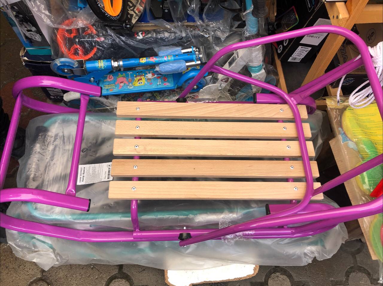 Новини Тернополя - фото з Льодянки по 70 гривень, а санчата до 4000: скільки коштують речі для дитячих розваг на снігу