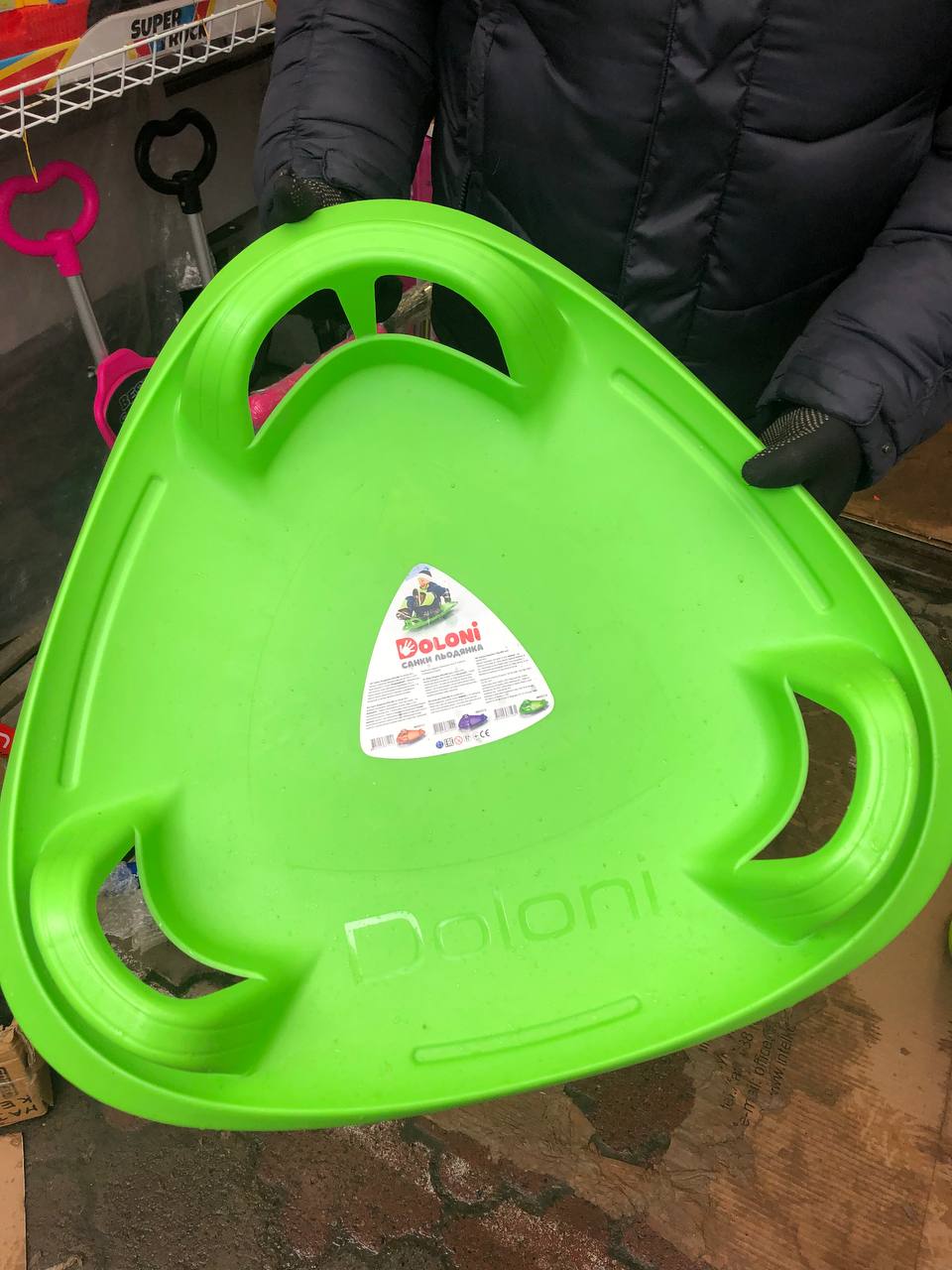 Новини Тернополя - фото з Льодянки по 70 гривень, а санчата до 4000: скільки коштують речі для дитячих розваг на снігу