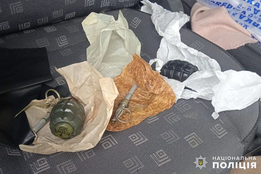 Новини Хмельницького - фото з Поліцейські з Кам’янця знайшли 3 гранати на блокпосту Харківщини (ФОТО)
