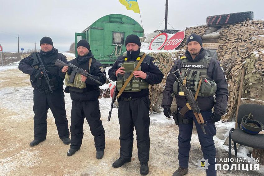 Новини Хмельницького - фото з Поліцейські з Кам’янця знайшли 3 гранати на блокпосту Харківщини (ФОТО)