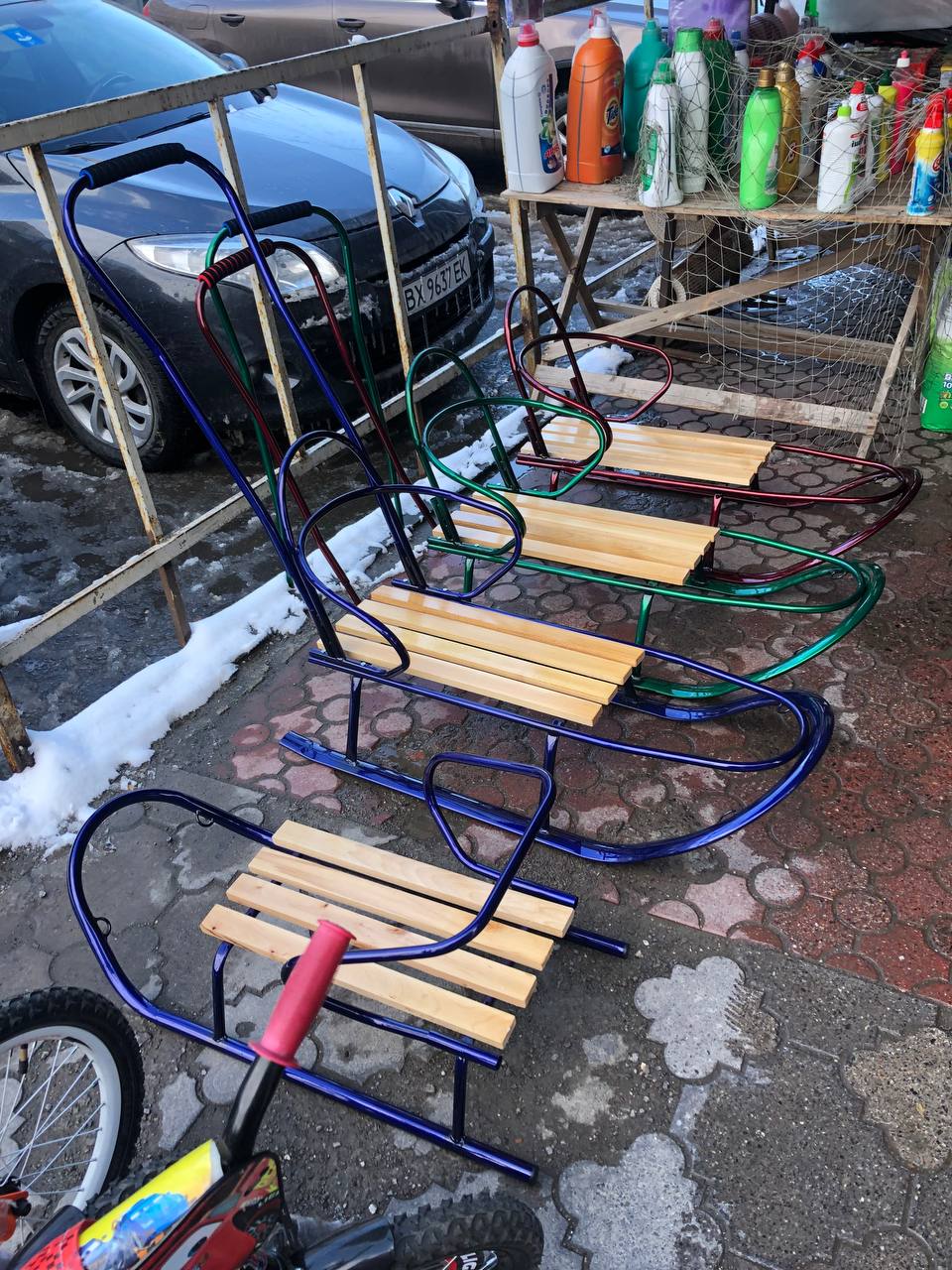 Новини Тернополя - фото з Льодянки по 70 гривень, а санчата до 4000: скільки коштують речі для дитячих розваг на снігу