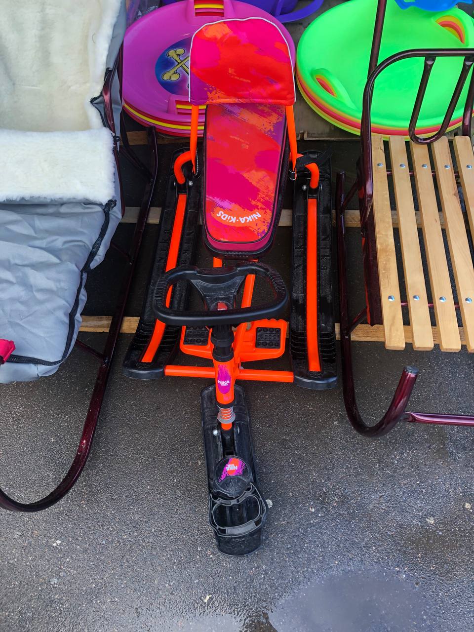 Новини Тернополя - фото з Льодянки по 70 гривень, а санчата до 4000: скільки коштують речі для дитячих розваг на снігу