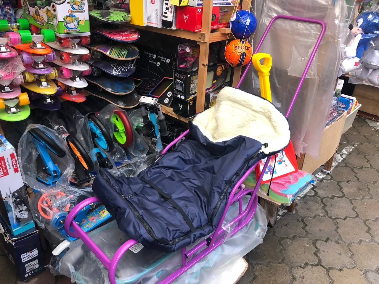 Новини Тернополя - фото з Льодянки по 70 гривень, а санчата до 4000: скільки коштують речі для дитячих розваг на снігу