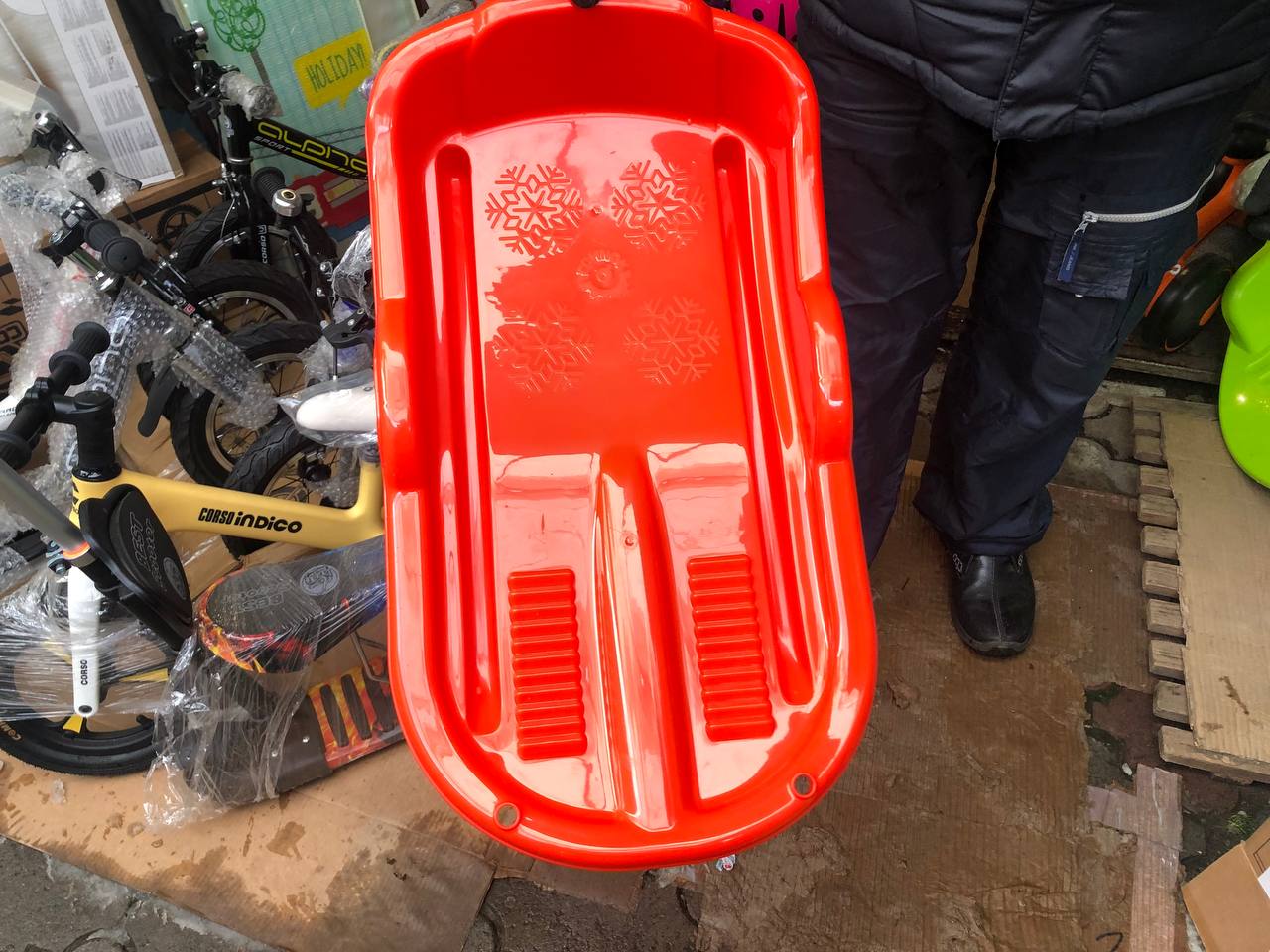 Новини Тернополя - фото з Льодянки по 70 гривень, а санчата до 4000: скільки коштують речі для дитячих розваг на снігу