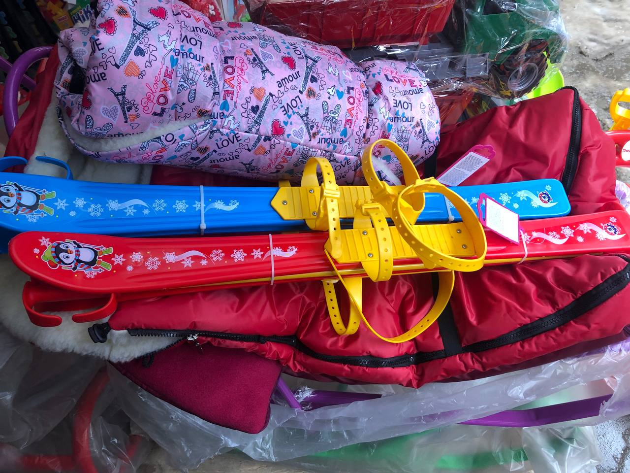 Новини Тернополя - фото з Льодянки по 70 гривень, а санчата до 4000: скільки коштують речі для дитячих розваг на снігу