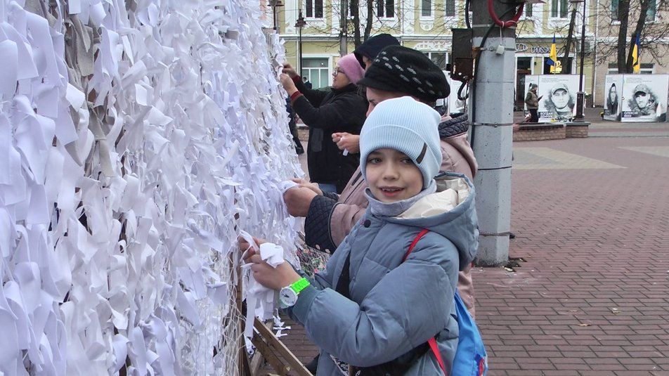 Новини Хмельницького - фото з У Хмельницькому просто неба плетуть маскувальні сітки: деталі