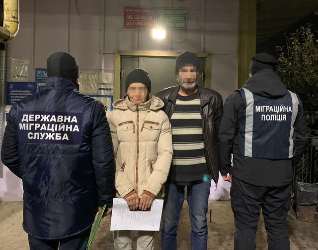 Возможно, это изображение 4 человека и люди стоят