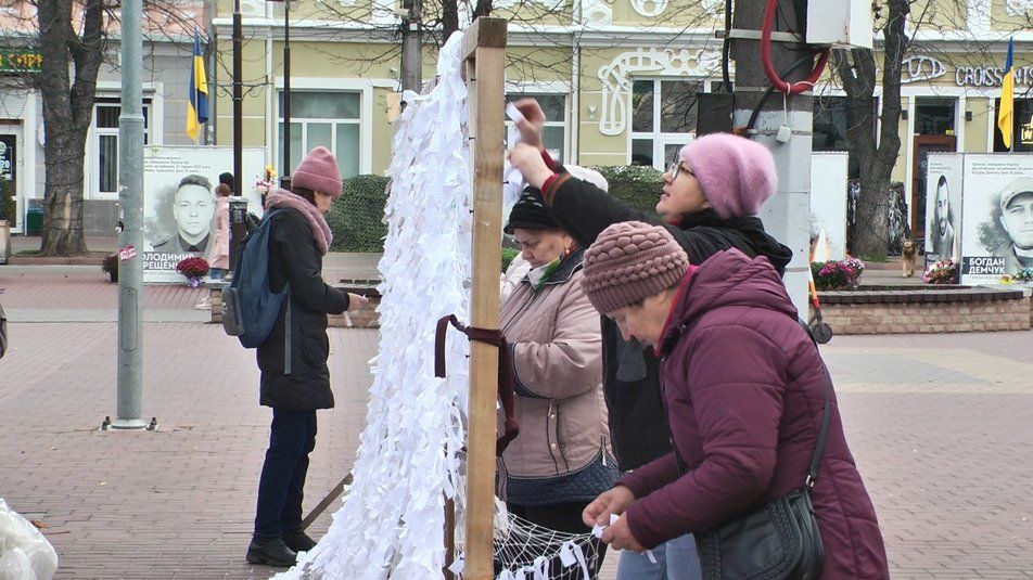 Новини Хмельницького - фото з У Хмельницькому просто неба плетуть маскувальні сітки: деталі