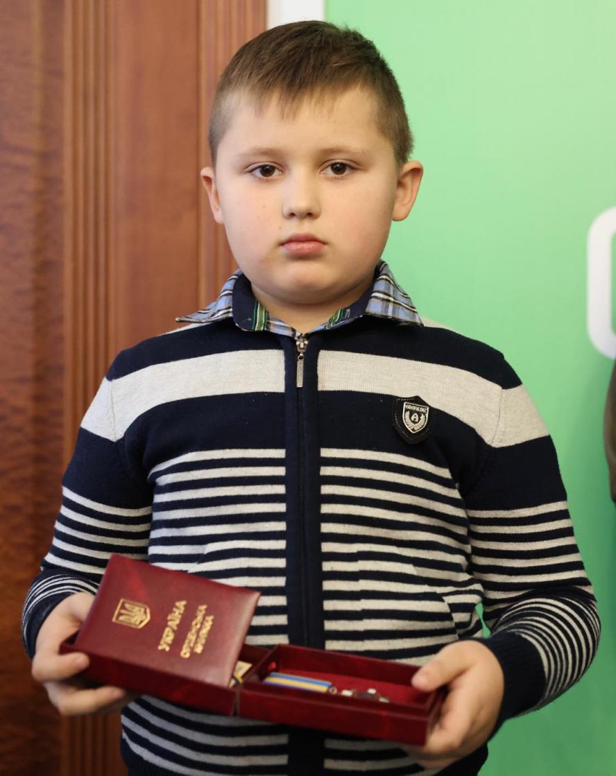 Новини Вінниці - фото з Нагороди за татусів: вісім нагцгвардійців з Вінниччини отримали ордени… посмертно На зображенні може бути: 1 особа, дитина, сидить, стоїть та у приміщенні