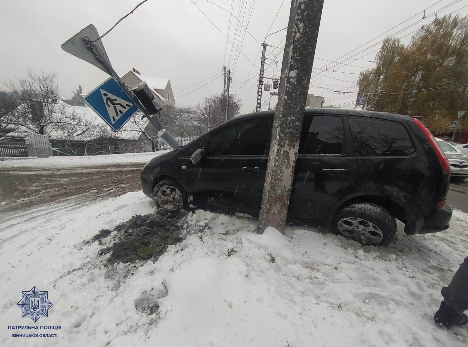 Новини Вінниці - фото з Збили стовп зі світлофором: на перехресті не розминулись дві автівки