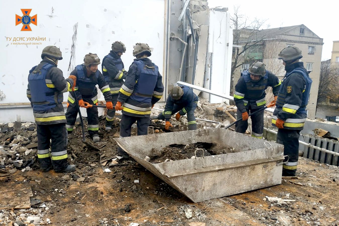 Новини Хмельницького - фото з Надзвичайники з Хмельниччини показали, як розбирають завали у Херсоні (ФОТО)