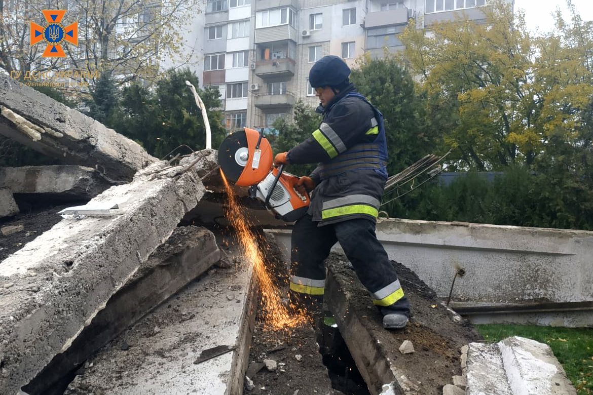 Новини Хмельницького - фото з Надзвичайники з Хмельниччини показали, як розбирають завали у Херсоні (ФОТО)