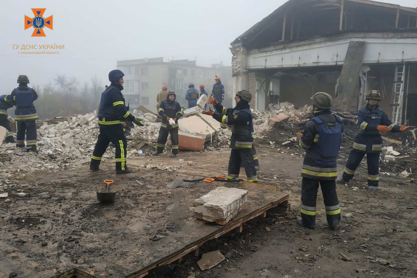 Новини Хмельницького - фото з Надзвичайники з Хмельниччини показали, як розбирають завали у Херсоні (ФОТО)