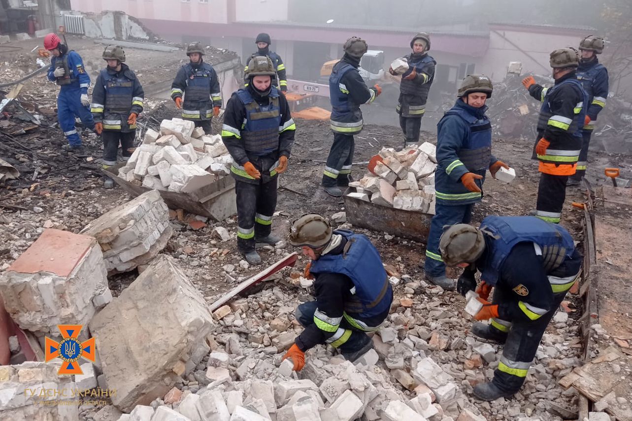 Новини Хмельницького - фото з Надзвичайники з Хмельниччини показали, як розбирають завали у Херсоні (ФОТО)