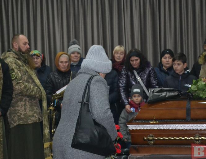 Новини Хмельницького - фото з “Війна забирає найкращих”. Хмельницький попрощався з солдатом Андрієм Радьком