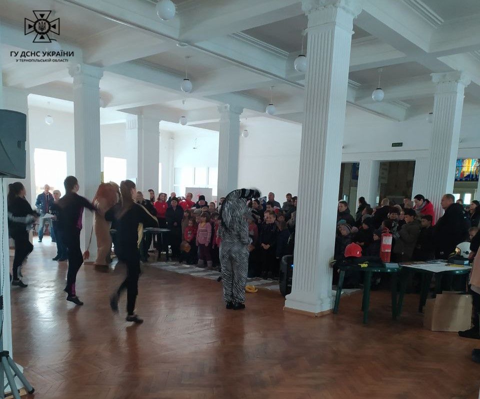 Новини Тернополя - фото з У Тернополі рятувальники розповіли дітям-переселенцям основні правила безпеки (ФОТОРЕПОРТАЖ)