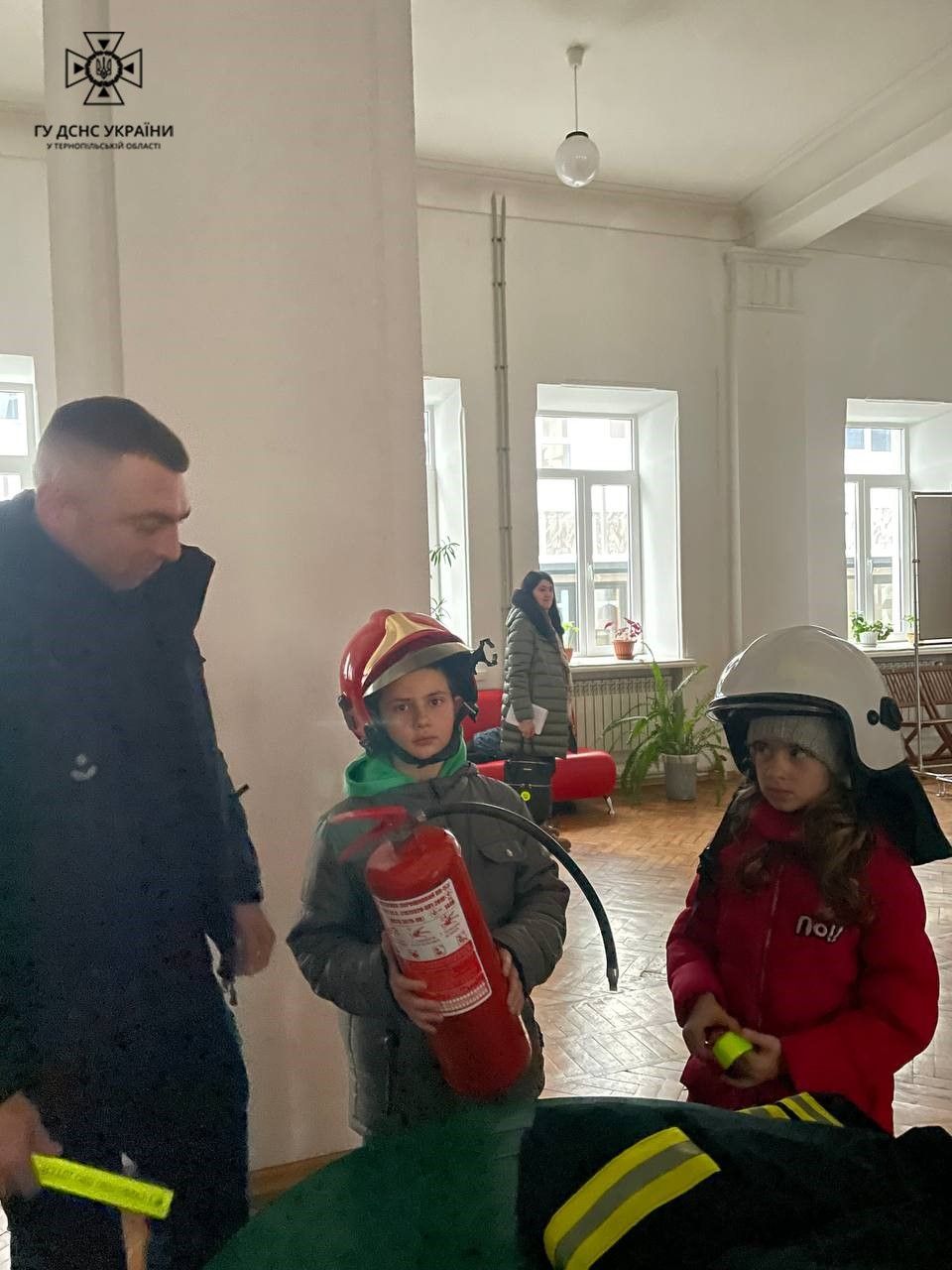 Новини Тернополя - фото з У Тернополі рятувальники розповіли дітям-переселенцям основні правила безпеки (ФОТОРЕПОРТАЖ)