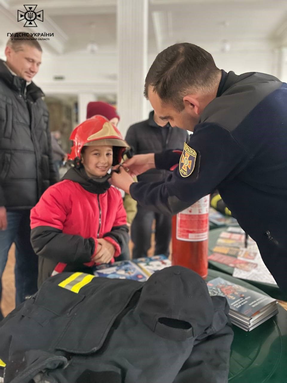 Новини Тернополя - фото з У Тернополі рятувальники розповіли дітям-переселенцям основні правила безпеки (ФОТОРЕПОРТАЖ)